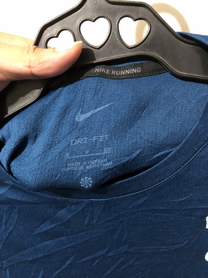 Nike Running Long Sleeves (Category: Activewear) located in Manila. Submitted by raremountain00 (Listing ID 1460273005, Image 3). Description: Authentic Excellent condition No issue.