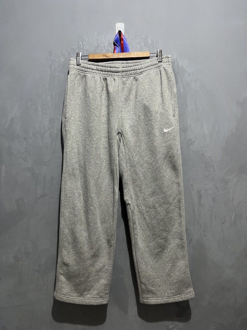Nike Sweatpants (Category: Joggers) located in Batangas. Submitted by thrift.with.okiks (Listing ID 1460212188, Image 1). Description: Nike 32-36 Length 41 No issues Excellent condition .