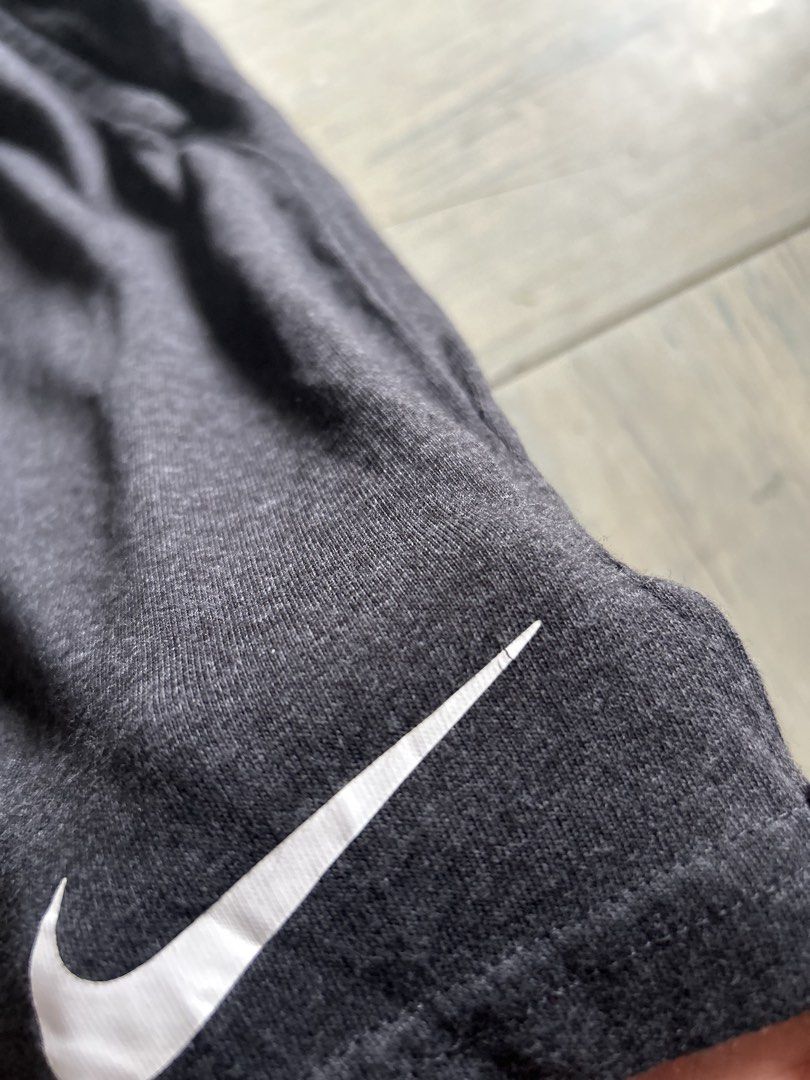 Nike sweatshort (Category: Shorts) located in Cavite. Submitted by arvinroderos (Listing ID 1460150571, Image 3). Description: Nike sweatshort XXL waist 30-40 length 20 leg opening 15 one hairline 450.