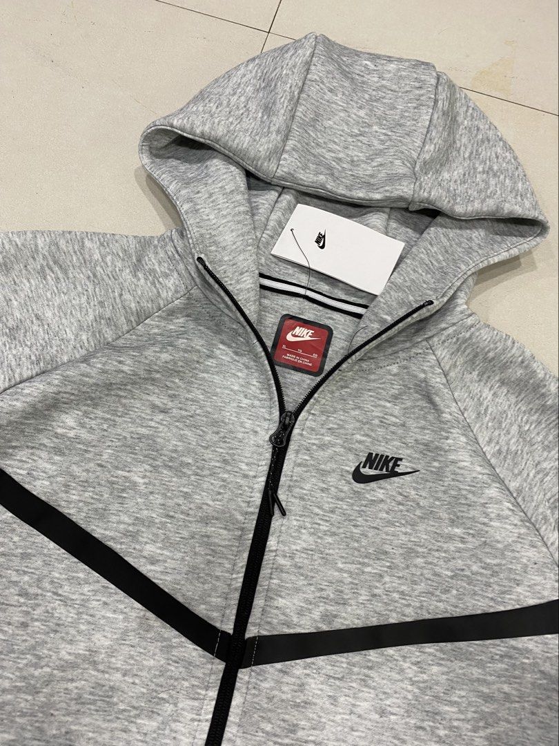 NIKE TECH FLEECE HOODIE (Category: Coats, Jackets and Outerwear) located in Manila. Submitted by brndn.rgld (Listing ID 1460298485, Image 2). Description: SLIGHTLY NEGO FOR SURE BUYER DM LIKE NEW NO ISSUE.