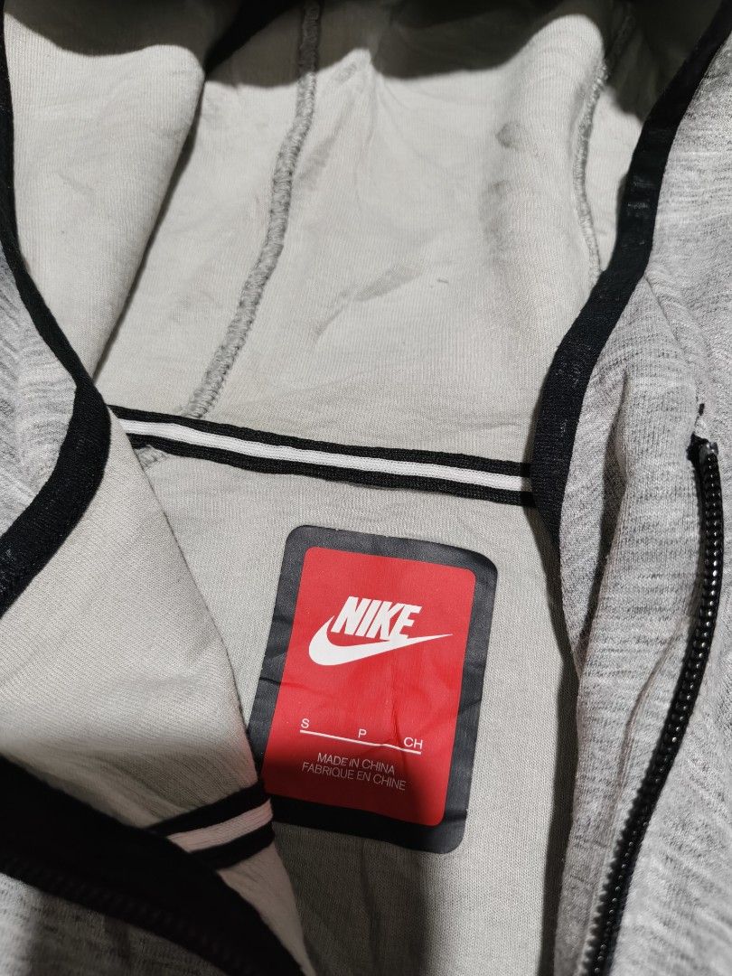 NIKE TECK FLEECE SIZE SMALL (Category: Coats, Jackets and Outerwear) located in Manila. Submitted by gelove.thrift (Listing ID 1460158127, Image 3). Description: .