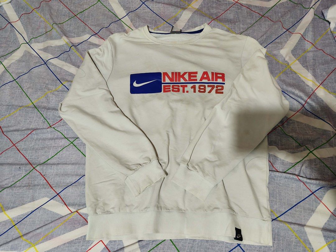 Nike Vintage (Category: Coats, Jackets and Outerwear) located in Baguio. Submitted by acefrom2600 (Listing ID 1460276093, Image 1). Description: Nike Vintage Dimes: 26 Length 21.5 Width Washable stain and minimal lints Very good condition 💸499 Item is negotiable.