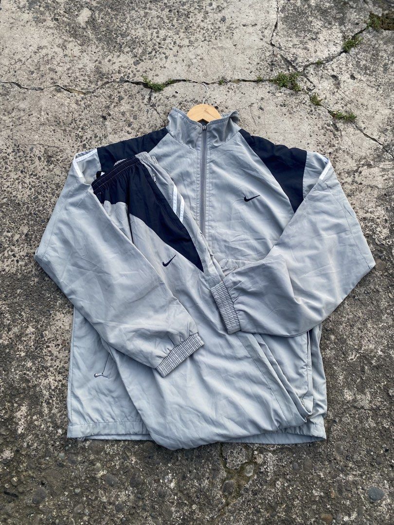 Nike Vintage both same tag from Canada (Category: Coats, Jackets and Outerwear) located in Santo Tomas. Submitted by jomeldaniel999 (Listing ID 1460185579, Image 1). Description: Excellent condition both Top issue: Zipper, sira zip pero working mas nice ipaayos nlng Bottom issue: lower zip di nagana pero naka lock naman, di naka apekto sa condition or sa looks ng pants Jacket Width:25 Length:30.5 Pants: Waist:28-36 free size(garterize) Length:43 