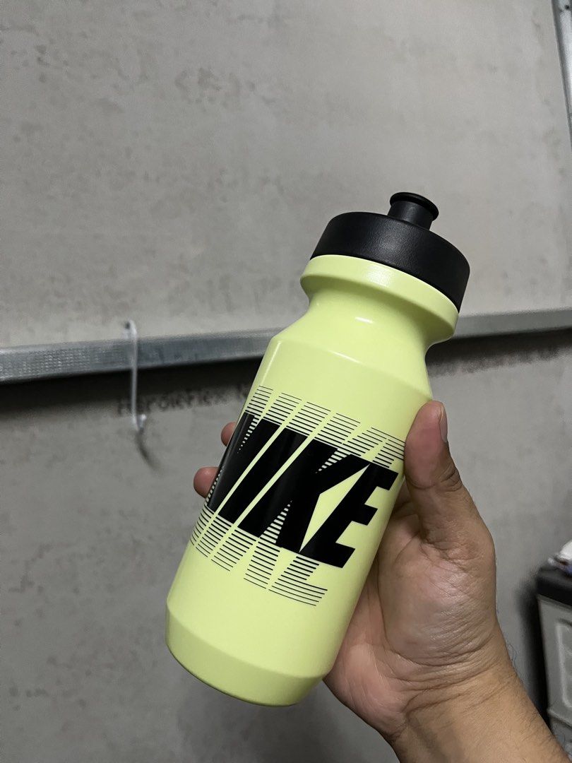 Nike Water Bottle Yellow (Category: Water Bottles & Tumblers) located in Makati City. Submitted by rtm16 (Listing ID 1460148138, Image 1). Description: - Yellow Nike water bottle - Features a black Nike logo graphic - Black screw-on lid with a convenient pull-up spout - Ideal for gym sessions or sports activities - Designed for easy carrying Makati Area.