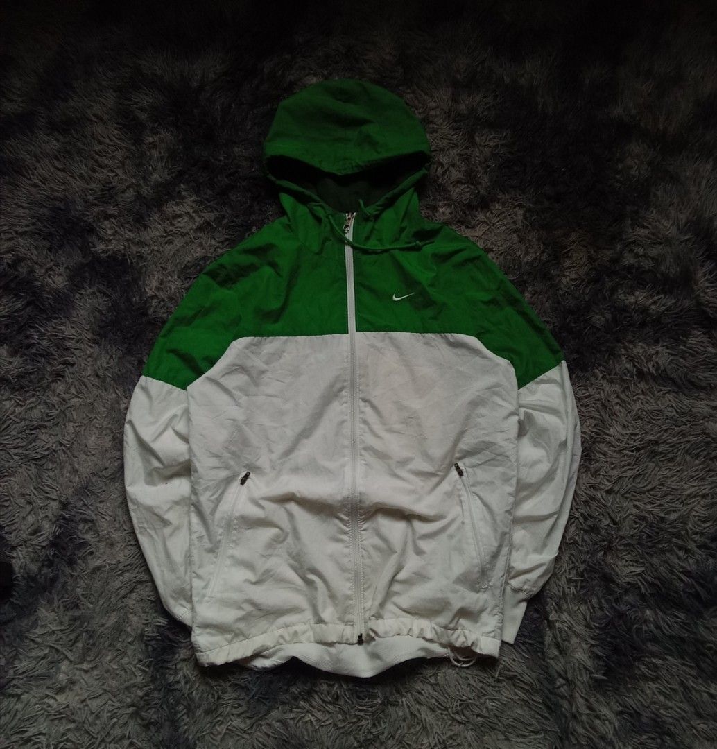 Nike Windbreaker (Category: Coats, Jackets and Outerwear) located in San Carlos. Submitted by unraveledfinds (Listing ID 1460192783, Image 1). Description: 22×27 Minimal stain(need wash) Excellent condition 500 +sf.