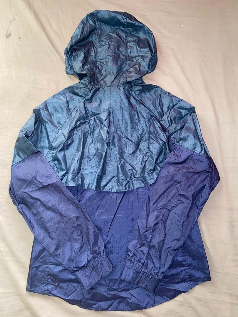 Nike Windrunner Hooded Jacket Blue Green Size L (Category: Coats, Jackets and Outerwear) located in Prosperidad. Submitted by kriscastano1968 (Listing ID 1460188041, Image 3). Description: - Nike Windbreaker Jacket - Size: Large (L) - Color: Blue and Green Gradient - Features: Hooded, Full Zip Closure - Material: Lightweight, perfect for light rain or wind protection - Origin: Made in Vietnam.
