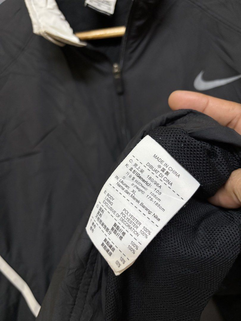 Nike Woven Jacket (Category: Coats, Jackets and Outerwear) located in Cavite. Submitted by staythrifted.23 (Listing ID 1460223535, Image 3). Description: Size : X Large on 🏷️ Large best fit Dimes : Lenght 27 Width 22.5 Sleeve lenght 25.5 Condition : Like new Color rate : 9.8/10 Issue : None Loc. Cavite We ship nationwide Payment first .