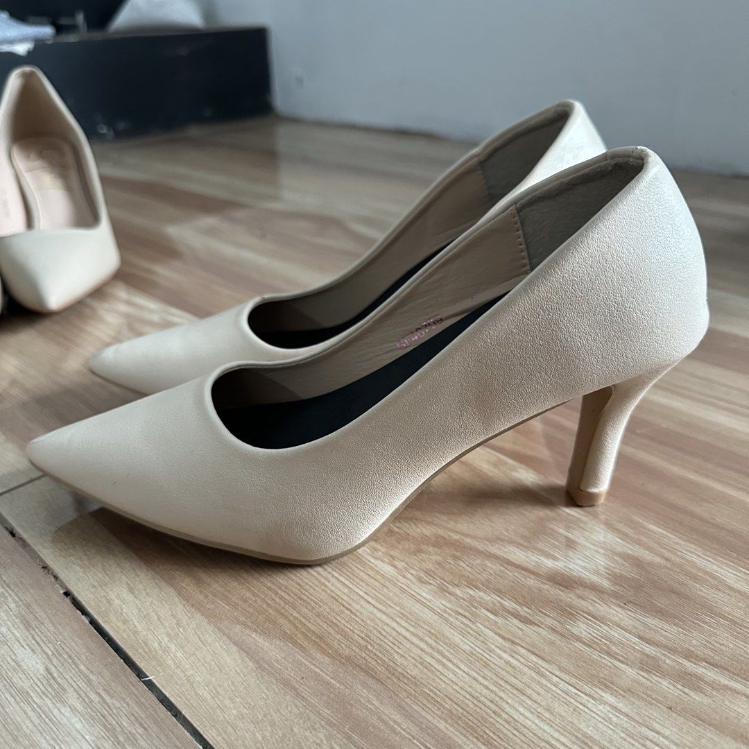 No brand cream heels (Category: Heels) located in Bulacan. Submitted by itemsbyjj (Listing ID 1460200959, Image 1). Description: No issue.