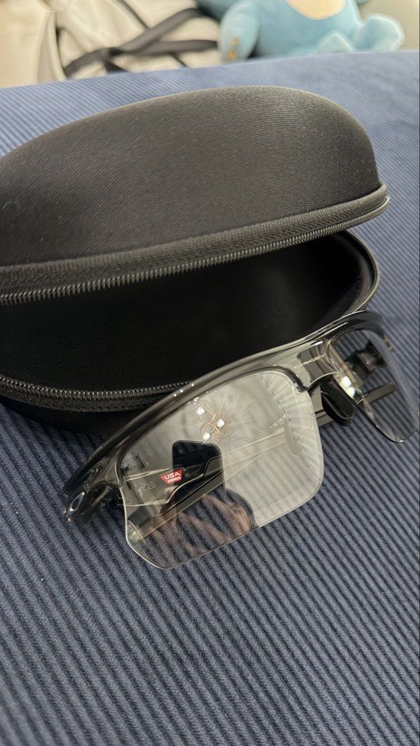 Oakley Bisphaera Sunglasses (Category: Sunglasses & Eyewear) located in Manila. Submitted by gloriepine49613 (Listing ID 1460120438, Image 1). Description: Unused Oakley BiSphaera Photochromic – Grey Smoke Never used. The frame and lenses are in excellent condition. Features: • Clear-to-Black Iridium Photochromic lenses • Lenses automatically darken outdoors and return toward clear in lower light • Lightweight dual-lens multisport design • Durabl