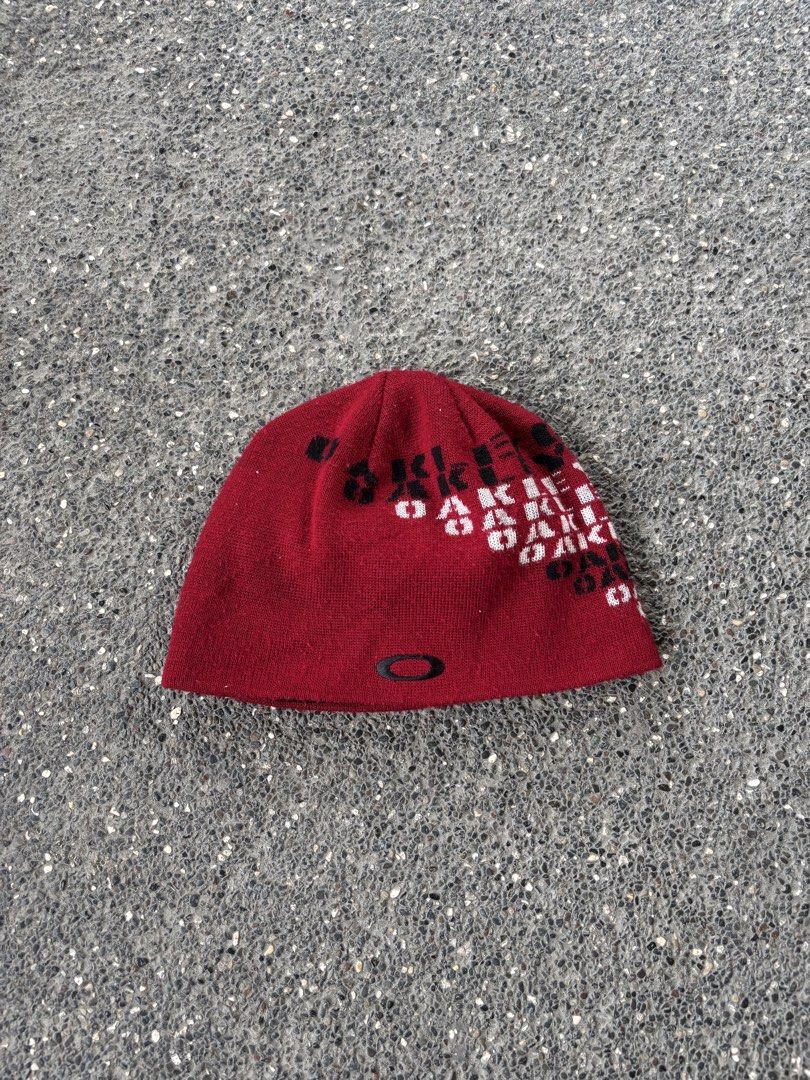 Oakley bonet (Category: Activewear) located in Surallah. Submitted by thrifttosurvive (Listing ID 1460252797, Image 1). Description: This is a red Oakley TNP Reversible Beanie featuring a bold repeating logo print and the brand’s signature black ellipse emblem. .