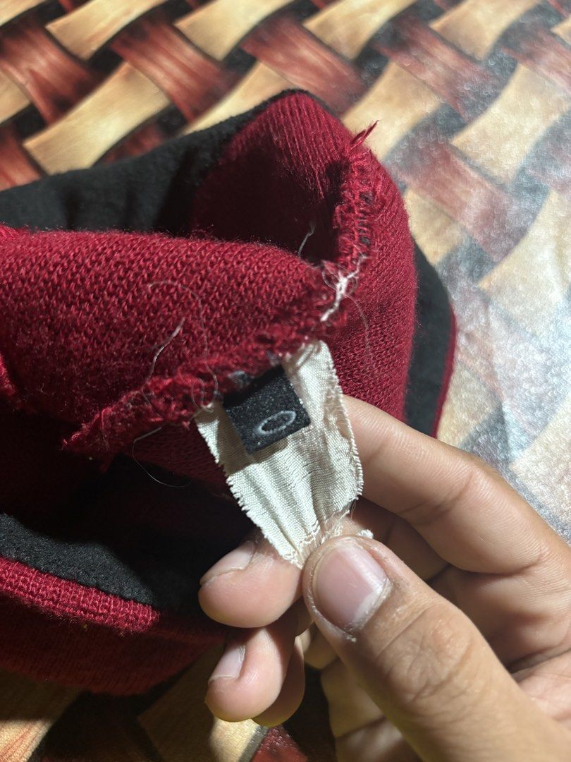 Oakley bonet (Category: Activewear) located in Surallah. Submitted by thrifttosurvive (Listing ID 1460252797, Image 2). Description: This is a red Oakley TNP Reversible Beanie featuring a bold repeating logo print and the brand’s signature black ellipse emblem. .