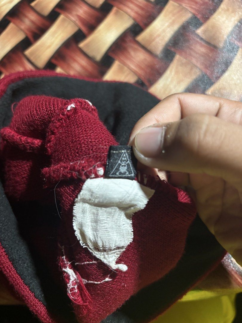 Oakley bonet (Category: Activewear) located in Surallah. Submitted by thrifttosurvive (Listing ID 1460252797, Image 3). Description: This is a red Oakley TNP Reversible Beanie featuring a bold repeating logo print and the brand’s signature black ellipse emblem. .