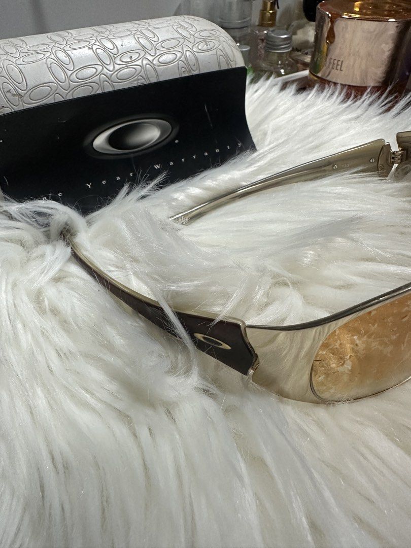 Oakley breathless 05-947 (Category: Sunglasses & Eyewear) located in Caloocan City. Submitted by trebdy01 (Listing ID 1460147677, Image 3). Description: 🕶️ FOR SALE — OAKLEY BREATHLESS 05-947 Oakley Breathless 05-947 ✨ Polished Gold frame 🤎 Brown/amber gradient lenses 📦 Includes original white Oakley case 📖 Includes original black manual Condition: Pre-owned ⚠️ Gold lens coating has worn/removed in some areas. ⚠️ Rubberized details on the fra