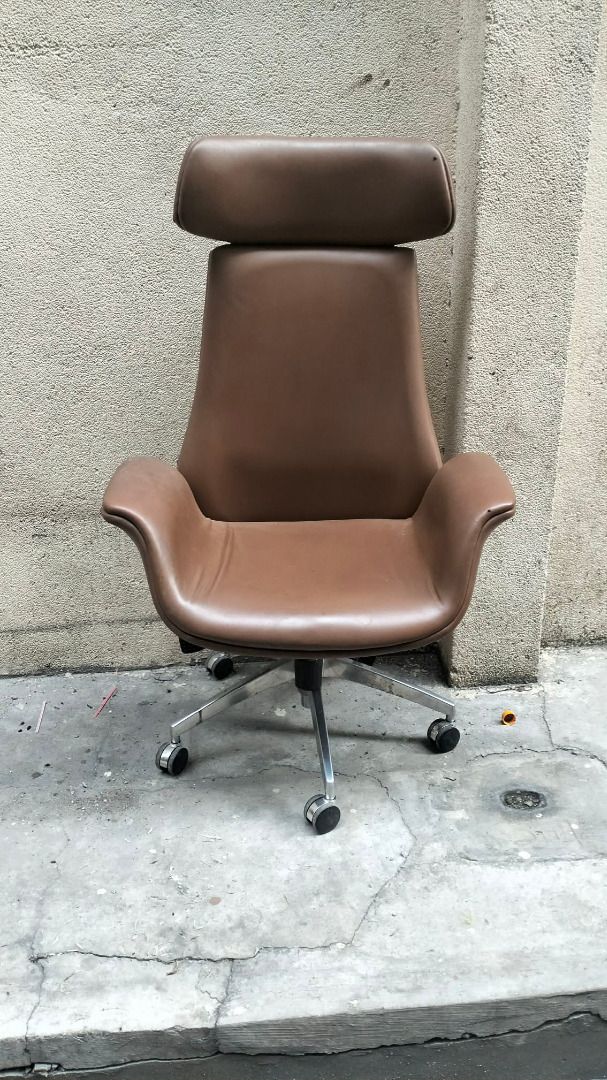 Office executive swivel chair leather type brown (Category: Office Furniture & Fixtures) located in Quezon City. Submitted by snakeeyes1873820201 (Listing ID 1460151481, Image 3). Description: FS: OFFICE SWIVEL chair, brown leatherete type, issue on picture signs of usage.