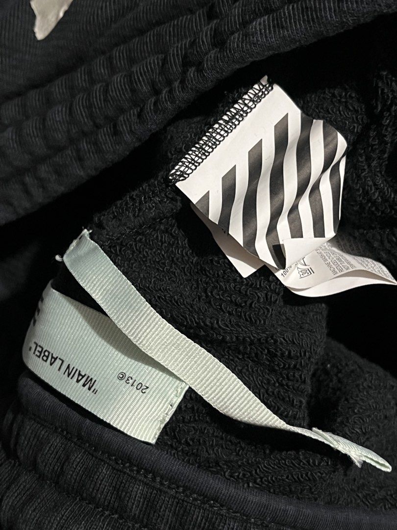 OFF-WHITE "Logo" Sweatpants Black Size L (Category: Joggers) located in Caloocan City. Submitted by jp.racan01 (Listing ID 1460170547, Image 3). Description: - Authentic Black OFF-WHITE Sweatpants - Features the iconic "Logo" detail - Made in Portugal - 100% Premium Cotton - Size: Large (L) - Care Instructions: Machine wash at 30°C, Iron on low heat. Do not tumble dry or dry clean. Dime W35 L44 No issue Color rate 9/10.