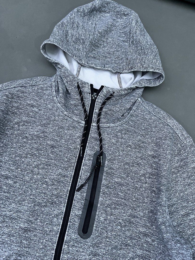 OLD NAVY ACTIVE DYNAMIC FLEECE (Category: Hoodies) located in Quezon City. Submitted by kentstuff (Listing ID 1460159612, Image 2). Description: OLD NAVY ACTIVE DYNAMIC FLEECE 🏷️250 Size M On Tag Shoulder-Hem : 26” Pit-Pit : 20.5” Condition: Excellent CR: 9.8/10 Flaws: zipper Needwash DISCLAIMER: This is a thrifted item. All brands, logos, and trademarks belong to their rightful owners. We’re here to rehome great pieces — no brand affiliation in