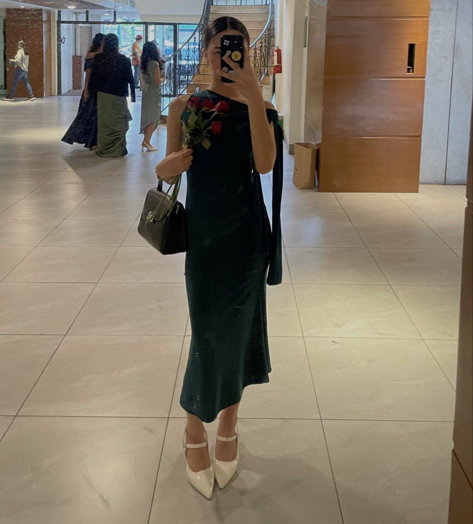 Emerald Green One-Shoulder Maxi Dress (Category: Dresses) located in Manila. Submitted by bybangii (Listing ID 1460297108, Image 3). Description: One shoulder Maxi Dress - minsan lang nagamit kaya good as new pa, walang stains or flaws. - makapal ang tela, maganda ang bagsak, flattering sa waistline. Details: Size: One size fits Small to Medium (very stretchable) Color: Emerald Green / Dark Green Condition: Once used only, good as new!.