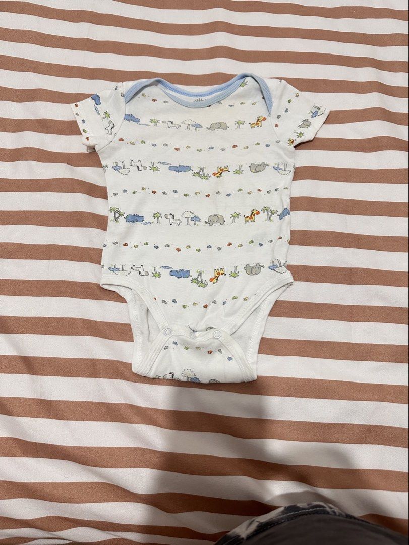 Onesie Shortsleeve 3mos (Category: Babies & Kids Fashion) located in Valenzuela. Submitted by shopbychacha (Listing ID 1460190270, Image 1). Description: Onesie Shortsleeve Size - 3-6mos on tag .