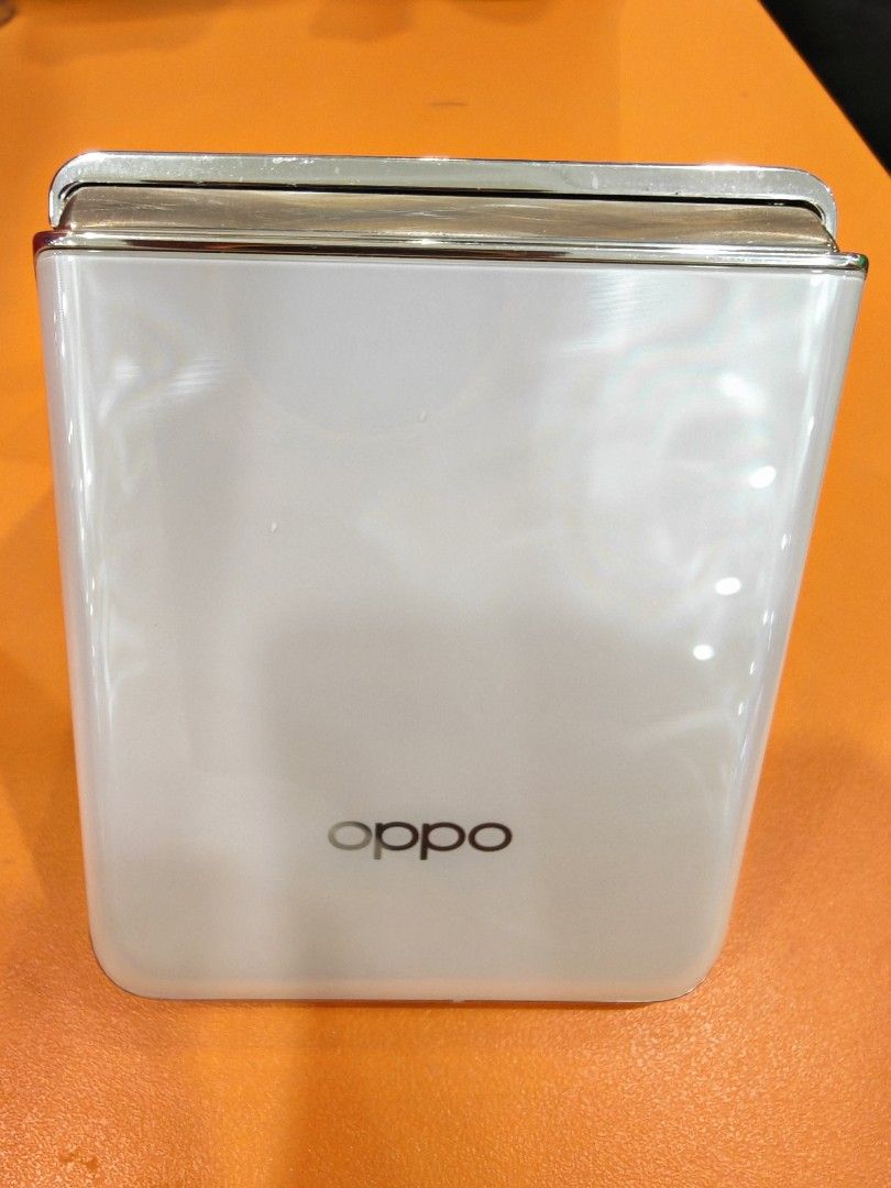 Oppo Find N3 Flip Gold (Category: OPPO) located in Manila. Submitted by robelvillegas (Listing ID 1460224211, Image 2). Description: .