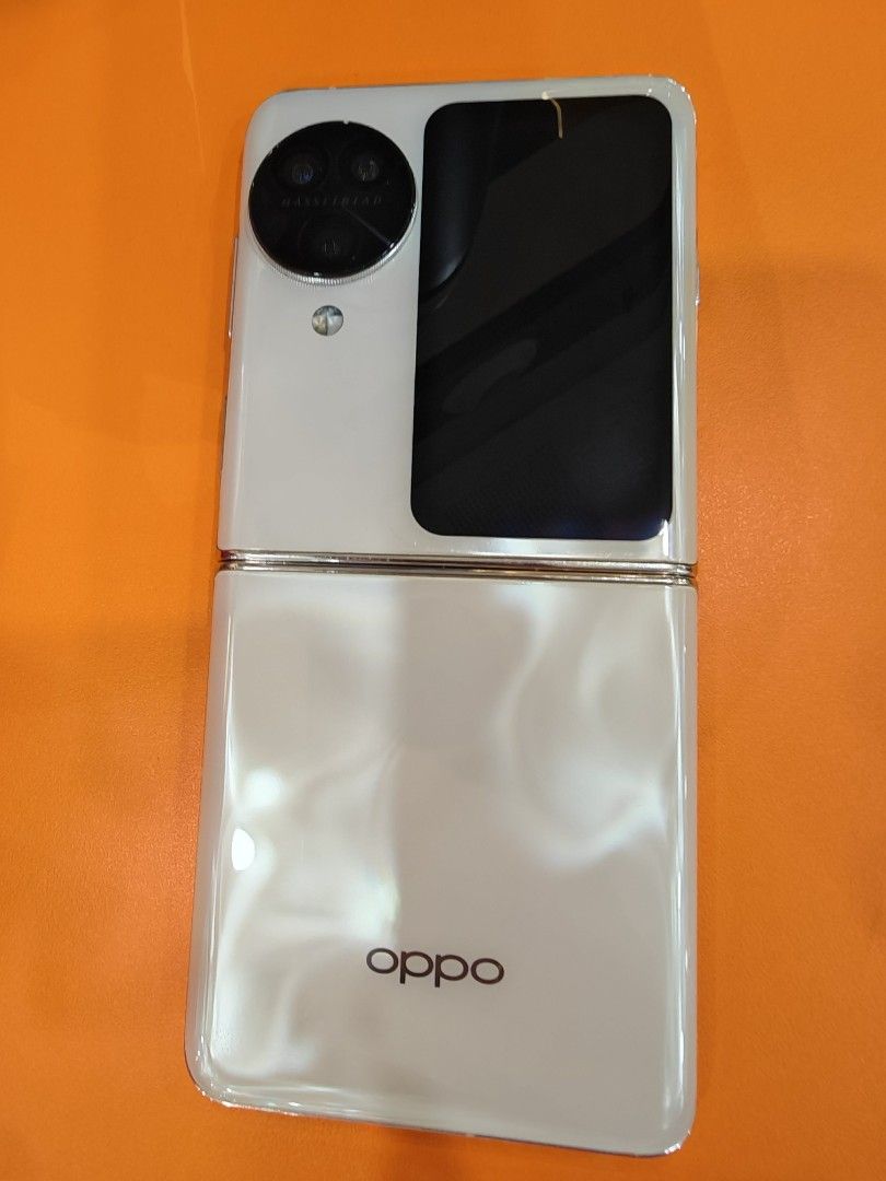 Oppo Find N3 Flip Gold (Category: OPPO) located in Manila. Submitted by robelvillegas (Listing ID 1460224211, Image 3). Description: .