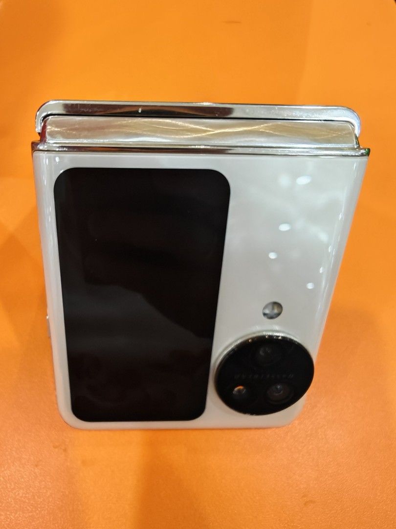 Oppo Find N3 Flip Gold (Category: OPPO) located in Manila. Submitted by robelvillegas (Listing ID 1460224211, Image 1). Description: .
