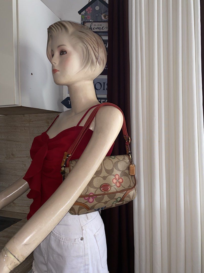 Orig coach small (Category: Luxury Accessories) located in Tagum. Submitted by amarasluxbag (Listing ID 1460203857, Image 1). Description: Ganda neto Sling to pwedi gawing kili bag No flaws Sign of use only Super tibay.