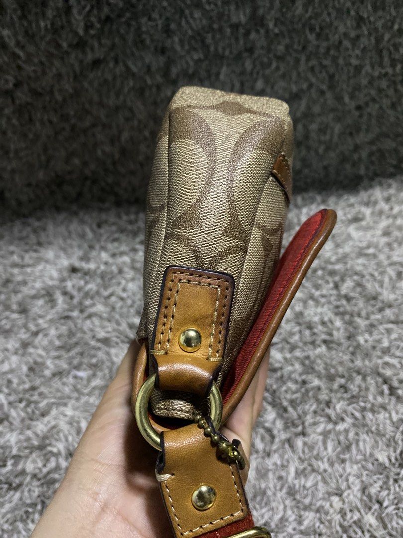 Orig coach small (Category: Luxury Accessories) located in Tagum. Submitted by amarasluxbag (Listing ID 1460203857, Image 3). Description: Ganda neto Sling to pwedi gawing kili bag No flaws Sign of use only Super tibay.