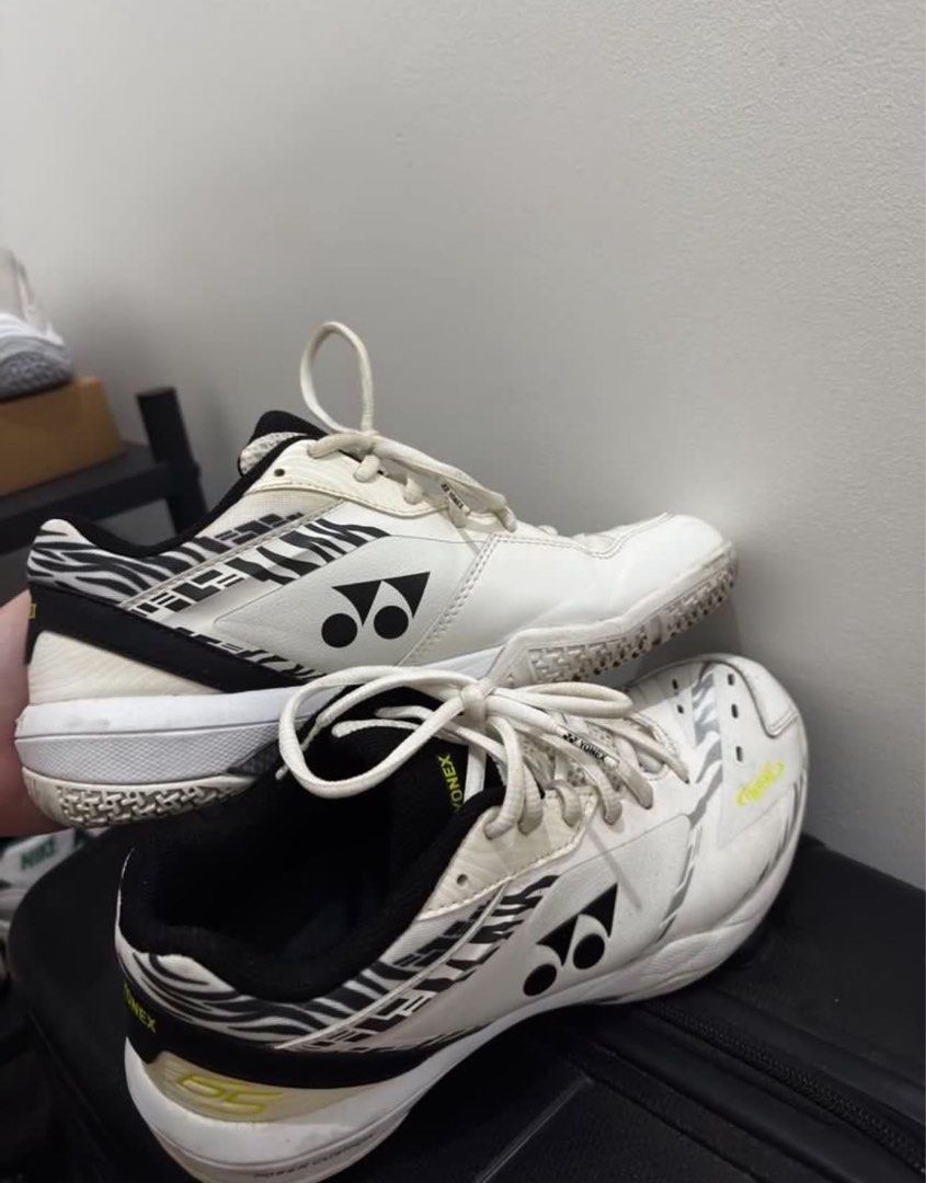Orig Yonex Power Cushion “White Tiger” (Category: Sneakers) located in Malolos. Submitted by iyowa7323 (Listing ID 1460223638, Image 1). Description: Helping a friend only In good condition pinang pickle ball tournament lang Price is negotiable sa magpipick up, can also do shipping via lalamove..