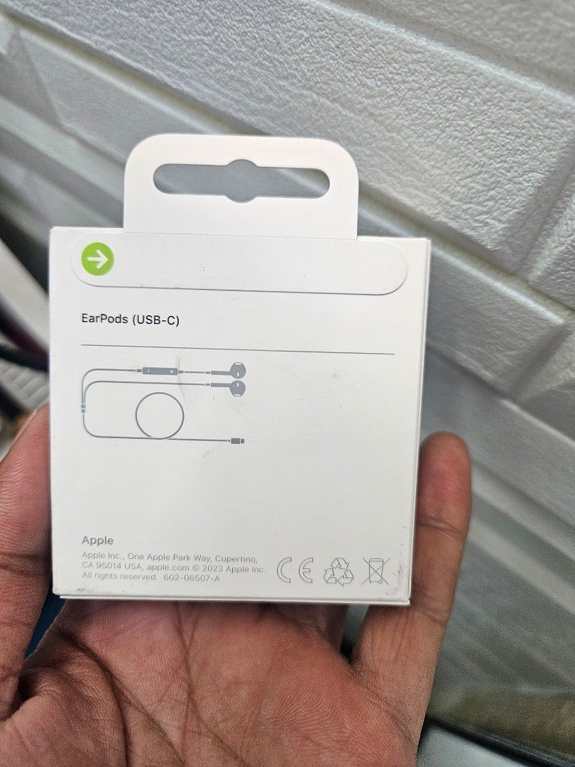 ORIGINAL AIRPODS TYPE C (Category: Headphones & Headsets) located in Pasay City. Submitted by son_castor (Listing ID 1460202882, Image 3). Description: aipods pro type c earpods.
