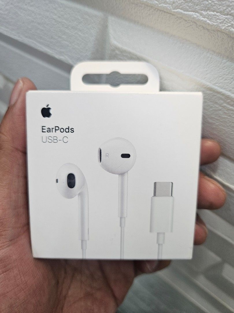 ORIGINAL AIRPODS TYPE C (Category: Headphones & Headsets) located in Pasay City. Submitted by son_castor (Listing ID 1460202882, Image 2). Description: aipods pro type c earpods.