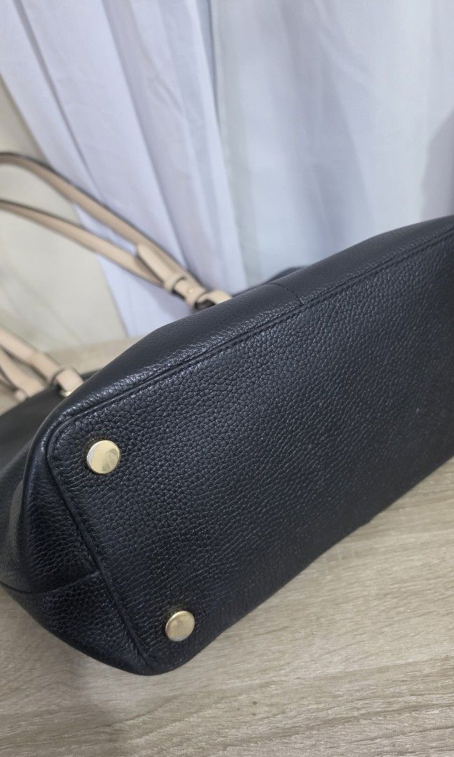 Original Michael Kors leather tote bag (Category: Tote Bags) located in Dasmarinas. Submitted by 32mimimi (Listing ID 1460212166, Image 2). Description: rfs: need cash.