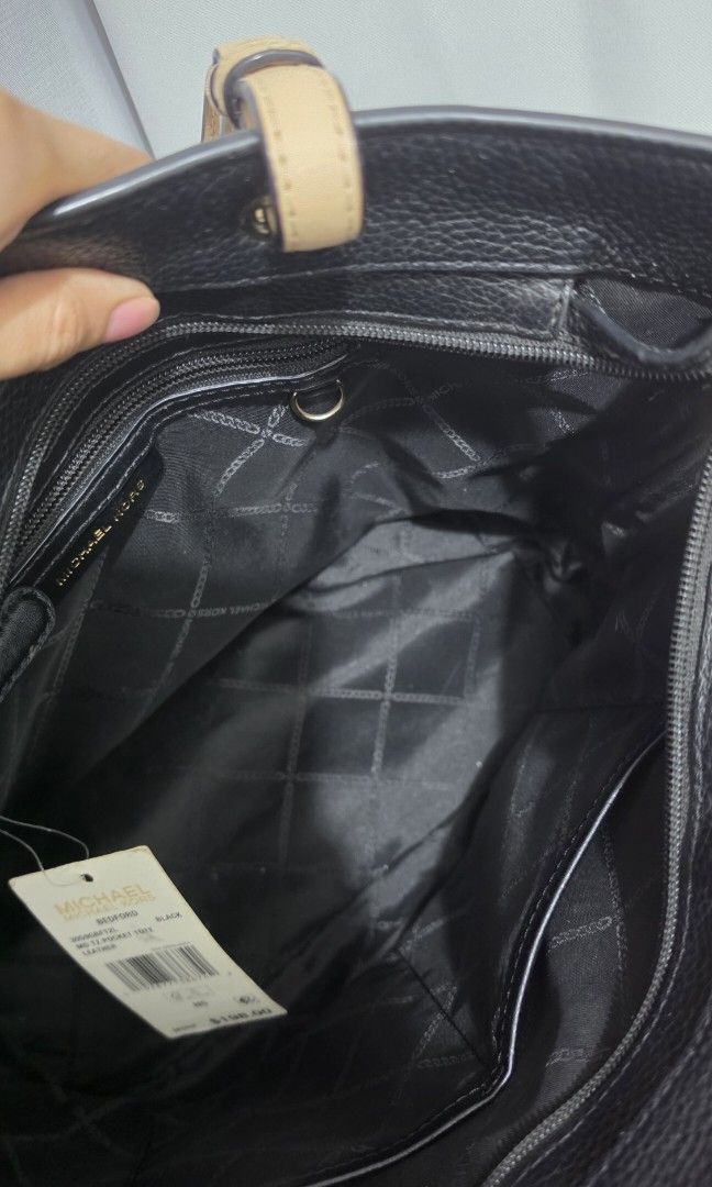 Original Michael Kors leather tote bag (Category: Tote Bags) located in Dasmarinas. Submitted by 32mimimi (Listing ID 1460212166, Image 3). Description: rfs: need cash.
