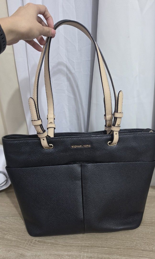Original Michael Kors leather tote bag (Category: Tote Bags) located in Dasmarinas. Submitted by 32mimimi (Listing ID 1460212166, Image 1). Description: rfs: need cash.