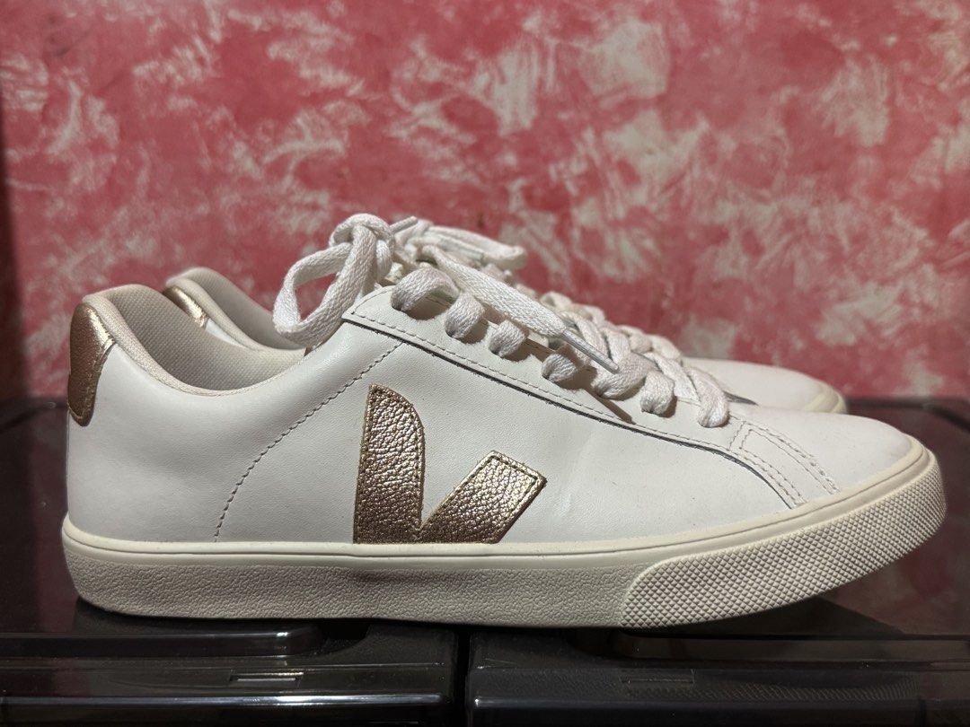 Original Veja Esplar (Category: Sneakers) located in Manila. Submitted by dnclgn712 (Listing ID 1460101645, Image 3). Description: RFS: Decluttering of Shoes (NO BOX) Good as New once lang nagamit NO FLAWS Original Price: 8,500 Selling Price: 3,800 (LP: 3,500) Location: South Caloocan Size: 24cm (38).