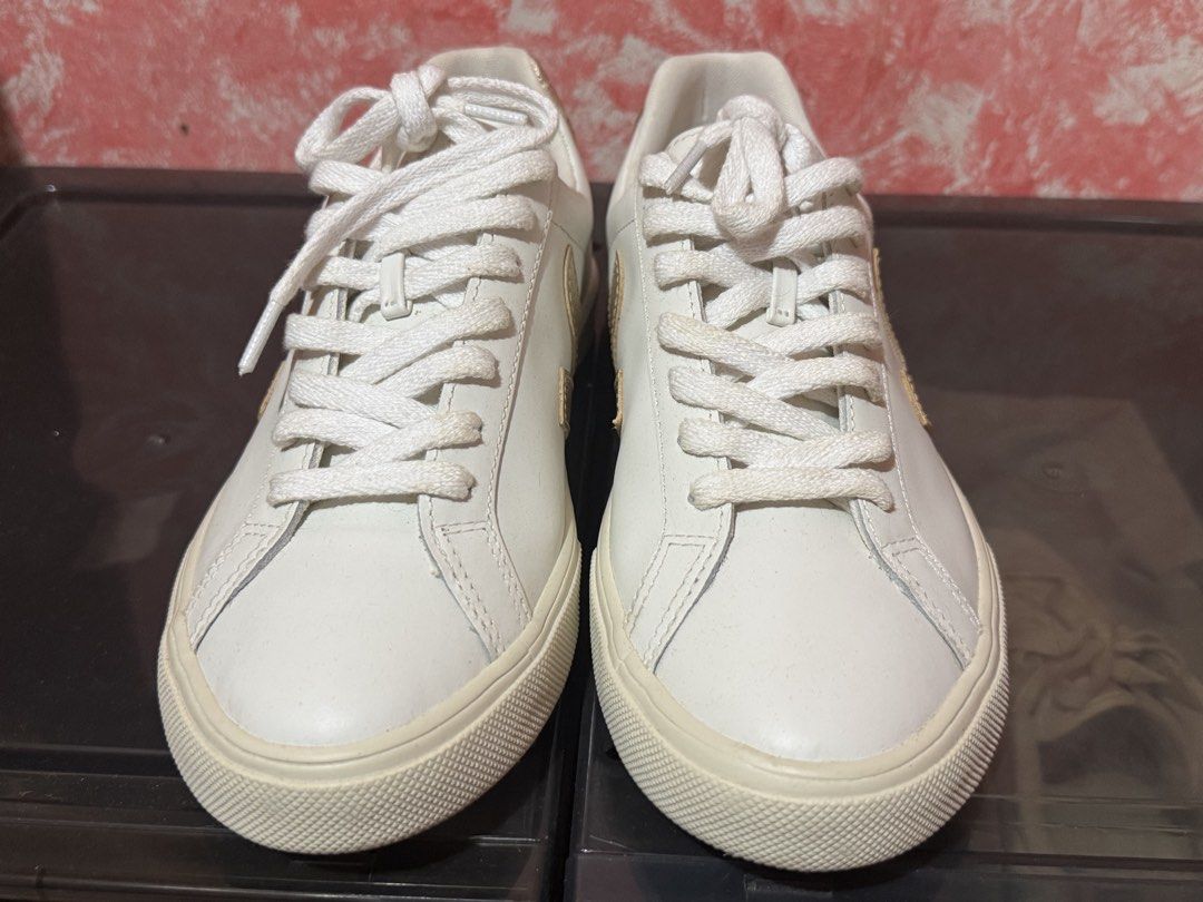 Original Veja Esplar (Category: Sneakers) located in Manila. Submitted by dnclgn712 (Listing ID 1460101645, Image 1). Description: RFS: Decluttering of Shoes (NO BOX) Good as New once lang nagamit NO FLAWS Original Price: 8,500 Selling Price: 3,800 (LP: 3,500) Location: South Caloocan Size: 24cm (38).