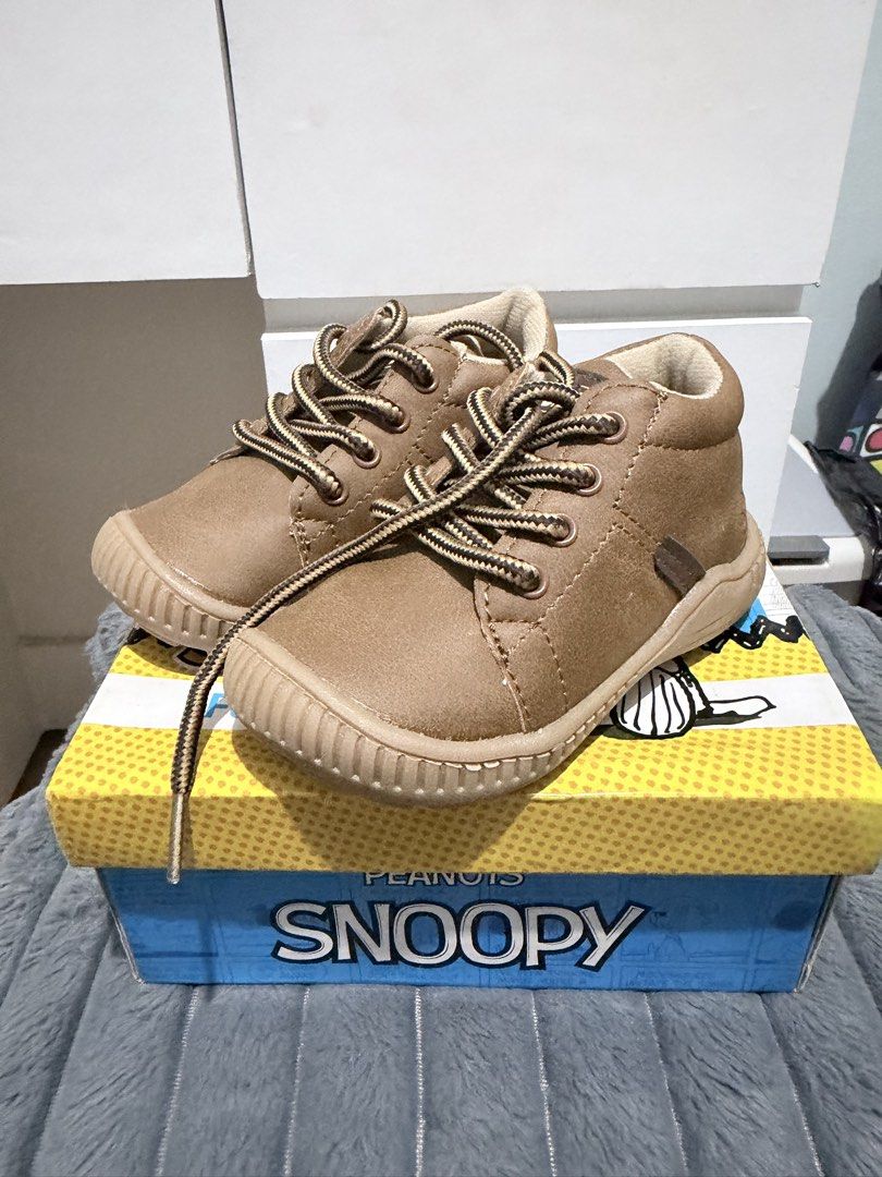 Peanuts Snoopy Kid’s Low-Cut Hiking Outdoor Boot (Category: Babies & Kids Fashion) located in Manila. Submitted by prelovedbygayle (Listing ID 1460282310, Image 1). Description: Sizing & Code: Marked explicitly under stock number PEA-GB2291 in an EU size 22 (ideal for toddlers/first-steps). Original Retail Price: The physical sticker displays an original local retail price of ₱999.00 PHP. Authenticity/Licensing: Features the authorized Peanuts Sn