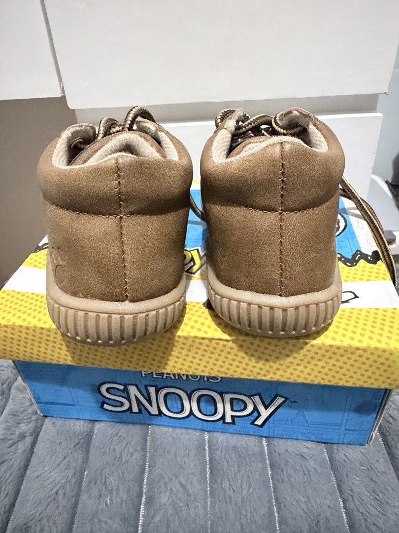 Peanuts Snoopy Kid’s Low-Cut Hiking Outdoor Boot (Category: Babies & Kids Fashion) located in Manila. Submitted by prelovedbygayle (Listing ID 1460282310, Image 3). Description: Sizing & Code: Marked explicitly under stock number PEA-GB2291 in an EU size 22 (ideal for toddlers/first-steps). Original Retail Price: The physical sticker displays an original local retail price of ₱999.00 PHP. Authenticity/Licensing: Features the authorized Peanuts Sn
