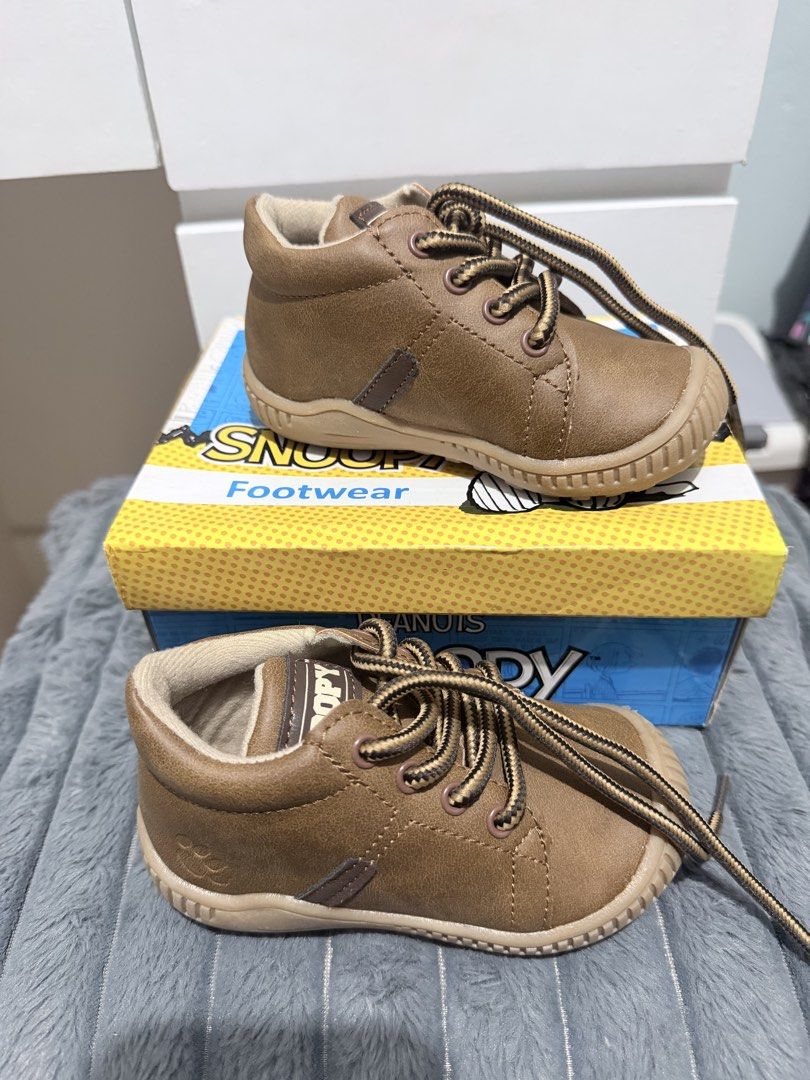 Peanuts Snoopy Kid’s Low-Cut Hiking Outdoor Boot (Category: Babies & Kids Fashion) located in Manila. Submitted by prelovedbygayle (Listing ID 1460282310, Image 2). Description: Sizing & Code: Marked explicitly under stock number PEA-GB2291 in an EU size 22 (ideal for toddlers/first-steps). Original Retail Price: The physical sticker displays an original local retail price of ₱999.00 PHP. Authenticity/Licensing: Features the authorized Peanuts Sn
