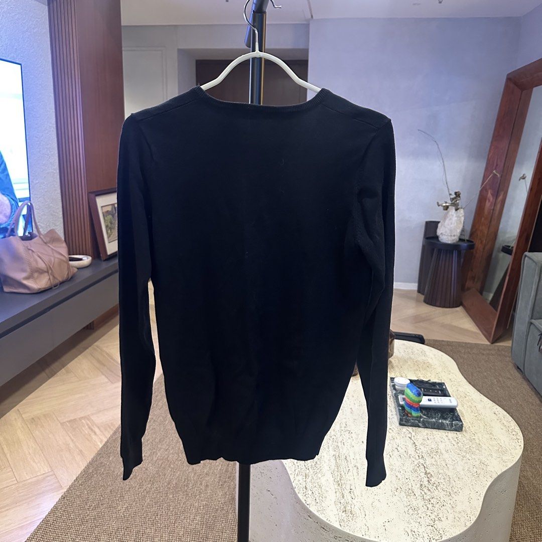 Pepe Jeans black sweater (Category: Coats, Jackets and Outerwear) located in Pasig City. Submitted by ynahperez (Listing ID 1460210252, Image 2). Description: .