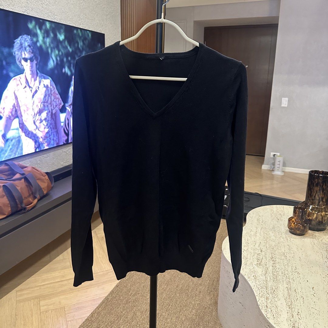 Pepe Jeans black sweater (Category: Coats, Jackets and Outerwear) located in Pasig City. Submitted by ynahperez (Listing ID 1460210252, Image 1). Description: .