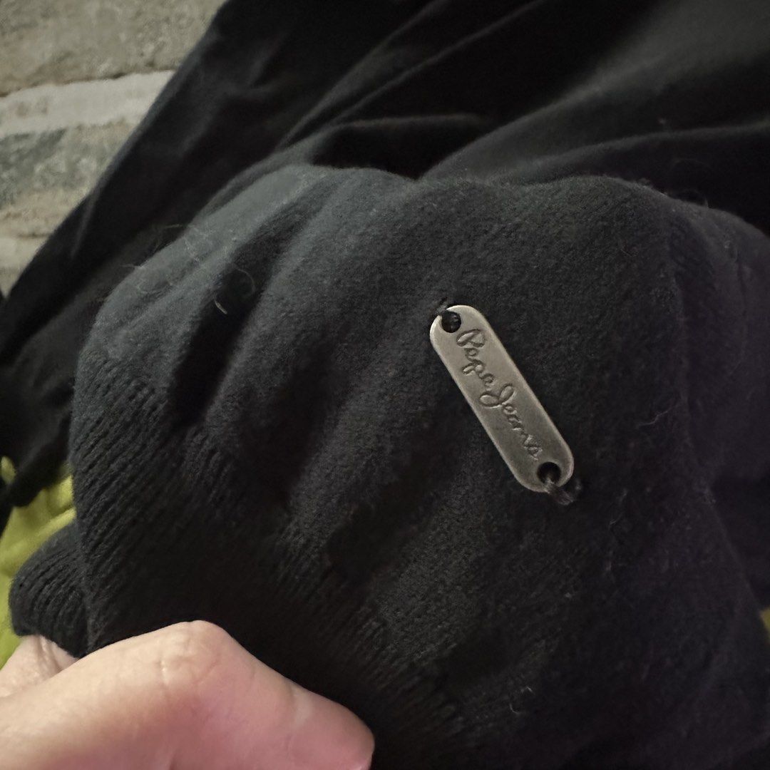 Pepe Jeans black sweater (Category: Coats, Jackets and Outerwear) located in Pasig City. Submitted by ynahperez (Listing ID 1460210252, Image 3). Description: .
