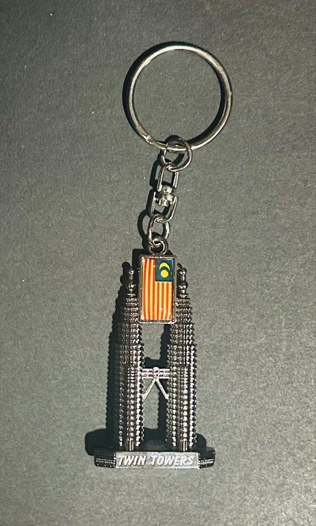 Petronas Metal Kechain (Category: Everything Else Others) located in Binan City. Submitted by impulsebuyer12 (Listing ID 1460214260, Image 2). Description: Travel souvenir.