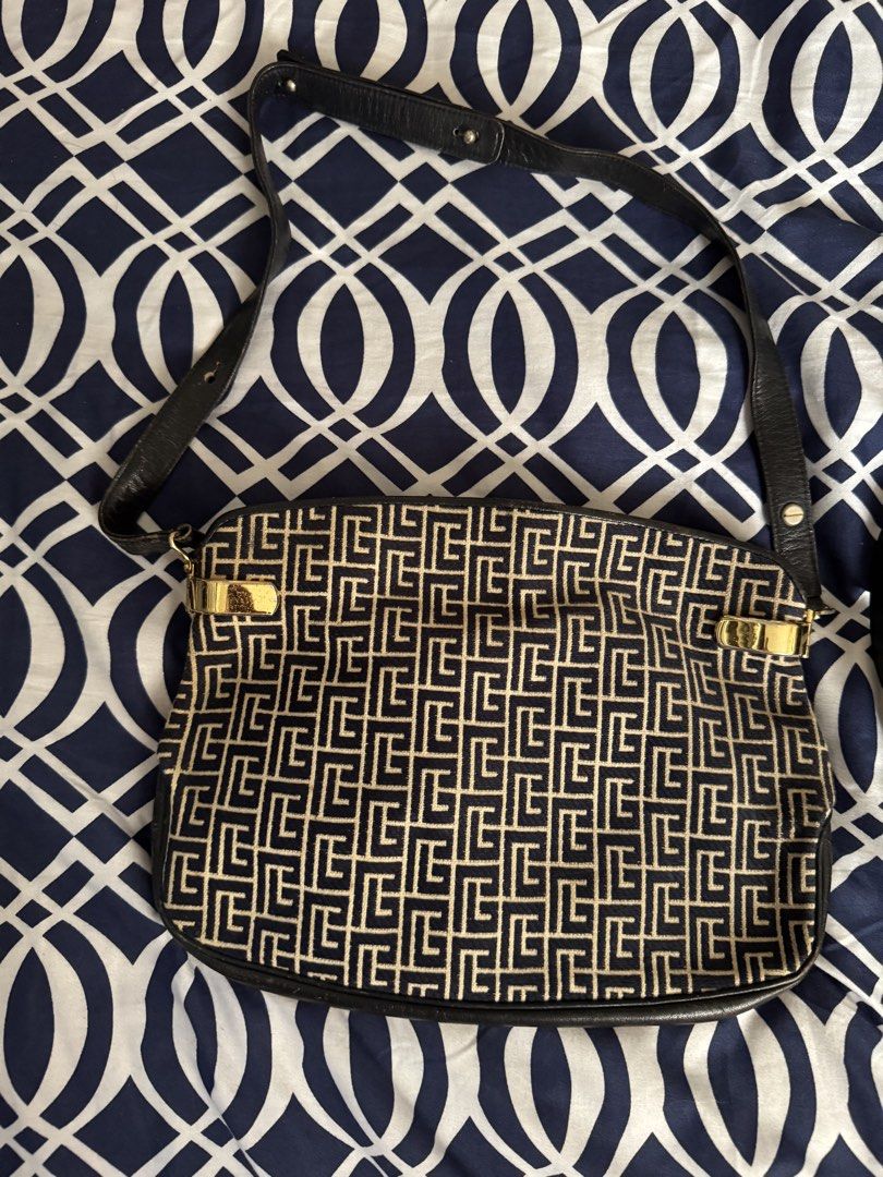 pierre cardin (Category: Shoulder Bags) located in Legazpi City. Submitted by grechaganda (Listing ID 1460164247, Image 2). Description: .