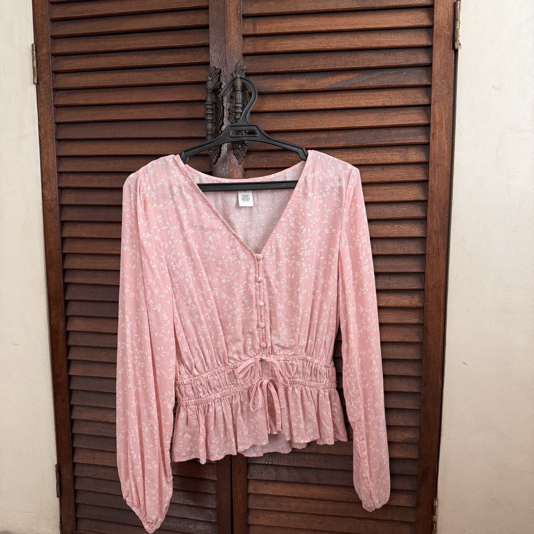 Pink Floral Long Sleeve Top (Category: Longsleeves) located in Las Pinas. Submitted by frances.finds (Listing ID 1460208326, Image 1). Description: - LAST PRICE - no photo when worn - runs big. can fit up to size medium.