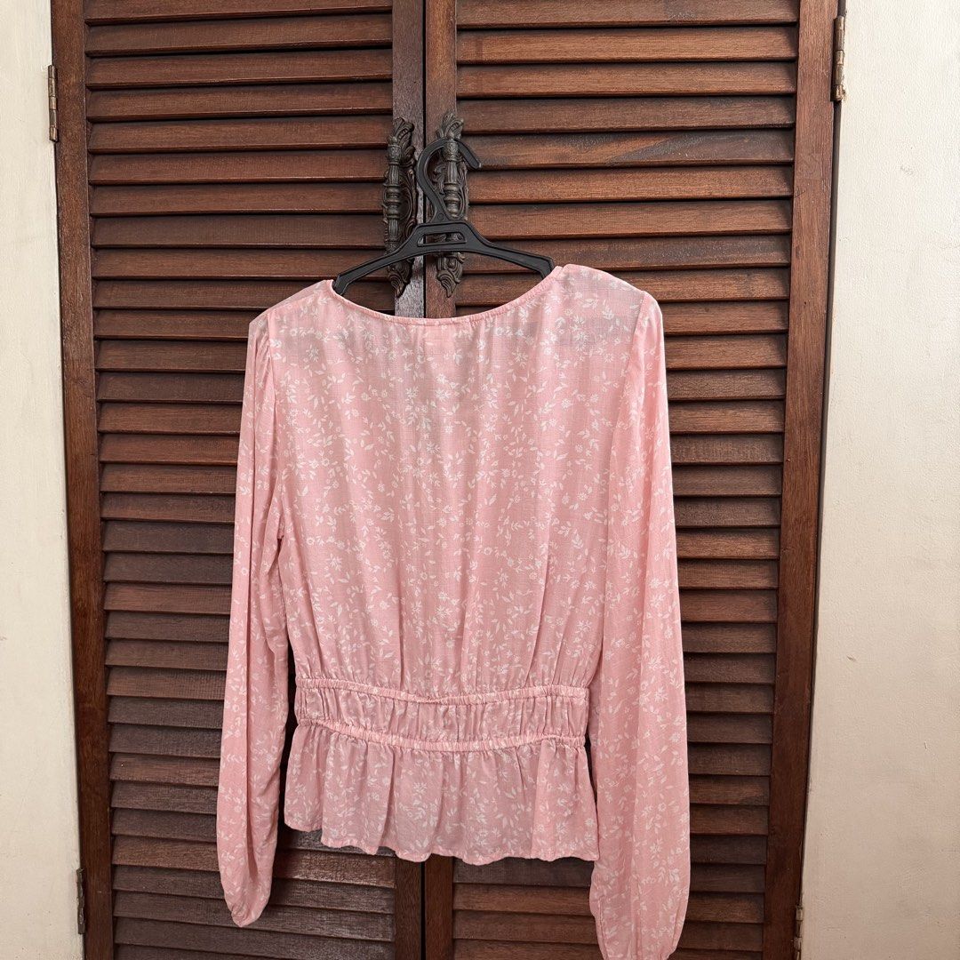 Pink Floral Long Sleeve Top (Category: Longsleeves) located in Las Pinas. Submitted by frances.finds (Listing ID 1460208326, Image 2). Description: - LAST PRICE - no photo when worn - runs big. can fit up to size medium.