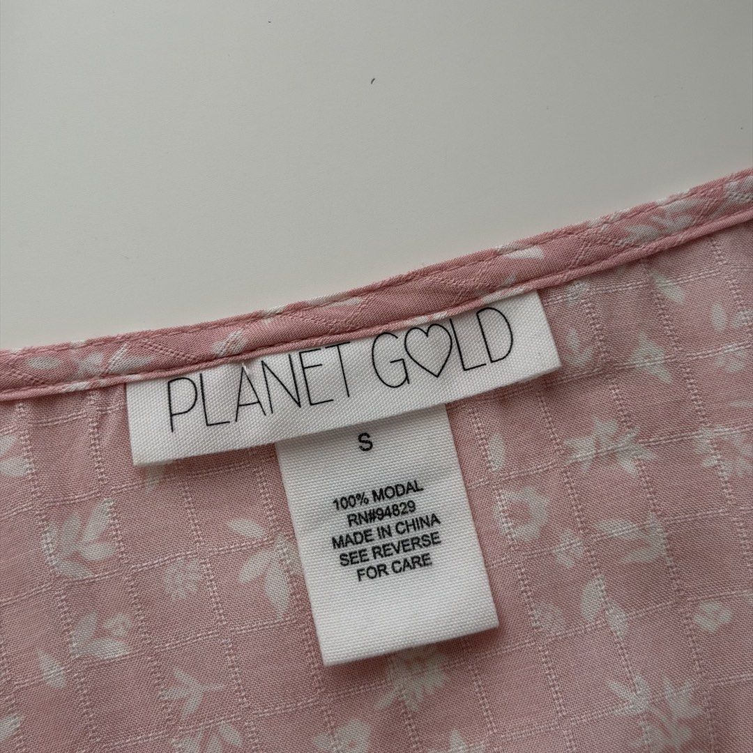 Pink Floral Long Sleeve Top (Category: Longsleeves) located in Las Pinas. Submitted by frances.finds (Listing ID 1460208326, Image 3). Description: - LAST PRICE - no photo when worn - runs big. can fit up to size medium.