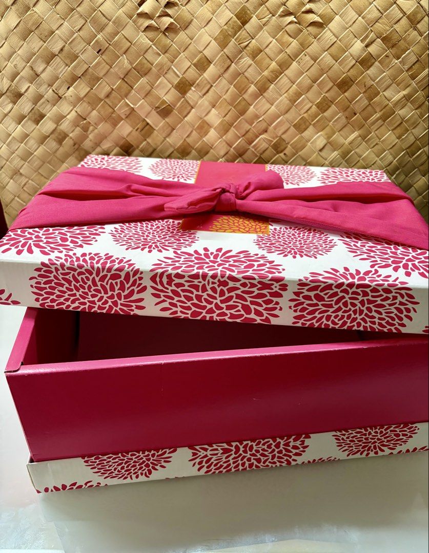 Pink gift box (Category: Other Stationery & Craft) located in Manila. Submitted by thebookclubz (Listing ID 1460254035, Image 1). Description: .