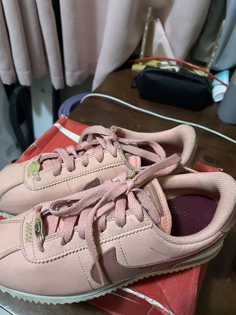 Pink Nike Cortez Valentines Edition (4Y) (Category: Babies & Kids Fashion) located in Quezon City. Submitted by peachyps (Listing ID 1460242211, Image 2). Description: - never used, only stored nung pandemic - pretty pink color 💗 - A few ant bites - Only nerds a bit of cleaning .