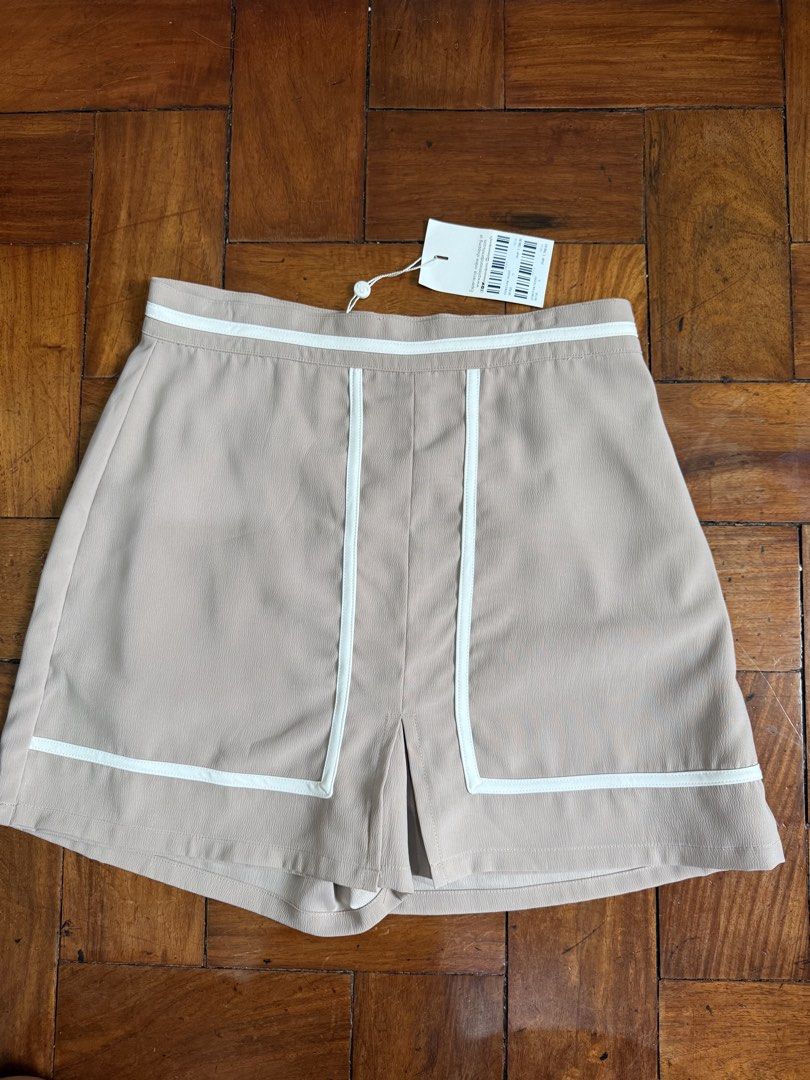 Plains and Prints Constan Skort Beige - size S (Category: Shorts) located in Manila. Submitted by ninisegisss (Listing ID 1460153160, Image 1). Description: Brand new Plains and Prints Constan Skort Beige - size Small Original price: 1798.00 RFS: wrong size .