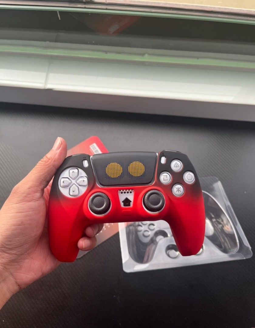PLAYX Silicone Controller Skin Case for PS5/Xbox （分類：手掣）位於 Hong Kong。 由 easytech0 提交（商品編號 1460145432，圖片 1）。簡介： Selling a PLAYX silicone controller skin. Comes with thumb grips. Available in red gradient, white, blue, and green. Protects your controller from scratches and dust. Easy to put on. Great for gaming.。